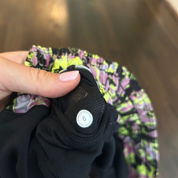 Lululemon hotty hot shorts size 6 - Picture 4 of 4